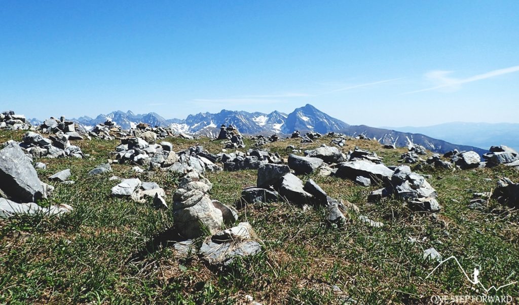 Charakterystyczne kamienne kopczyki na szczycie Krzesanicy