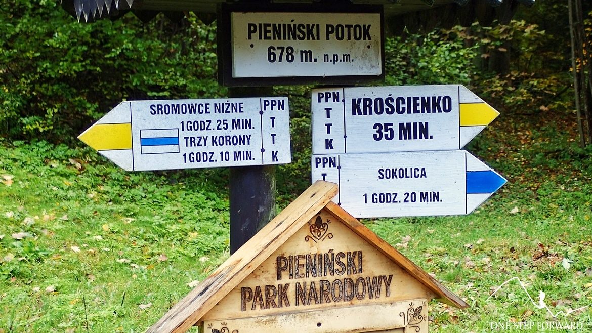 Drogowskaz przy Pienińskim Potoku (678 m n.p.m.)