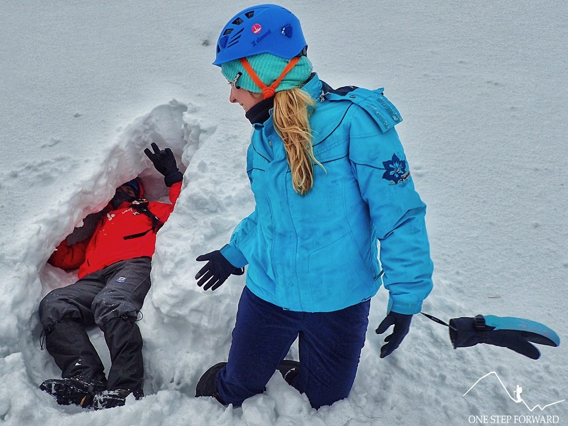 Zimowy kurs turystyki wysokogórskiej - budowanie jamy śnieżnej