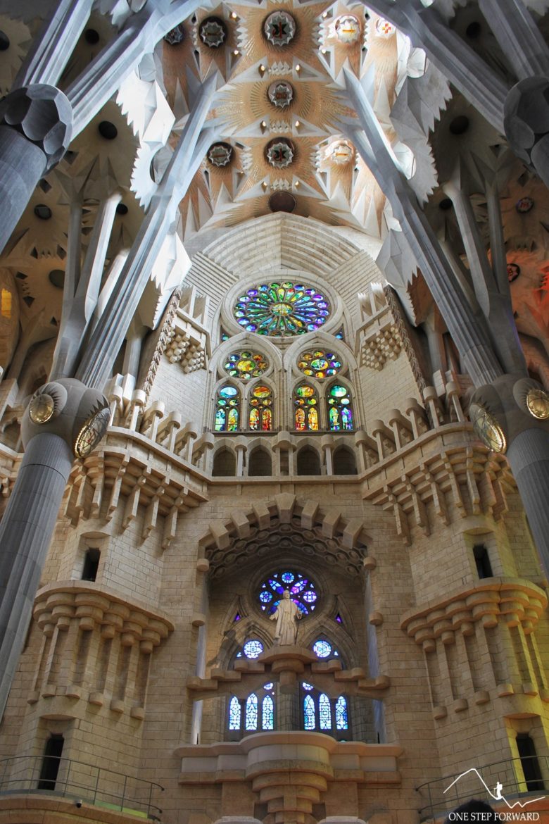 Wnętrze Sagrada Familia w Barcelonie