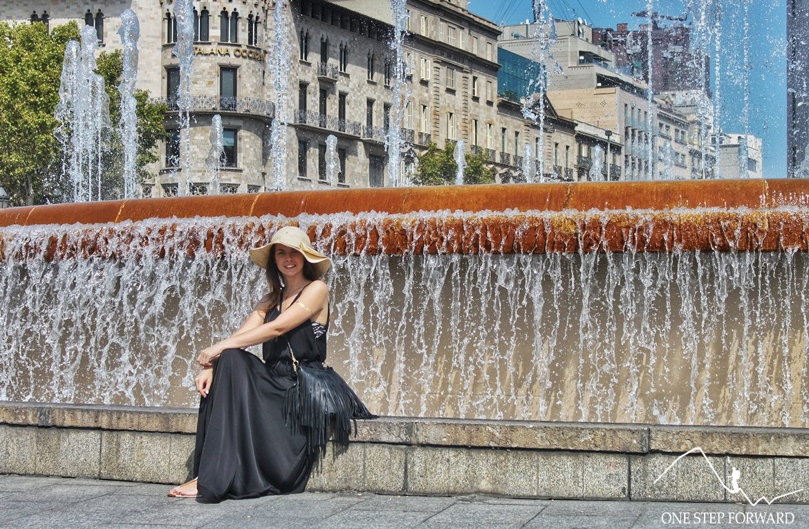 Plac Catalunya w Barcelonie - przy fontannie