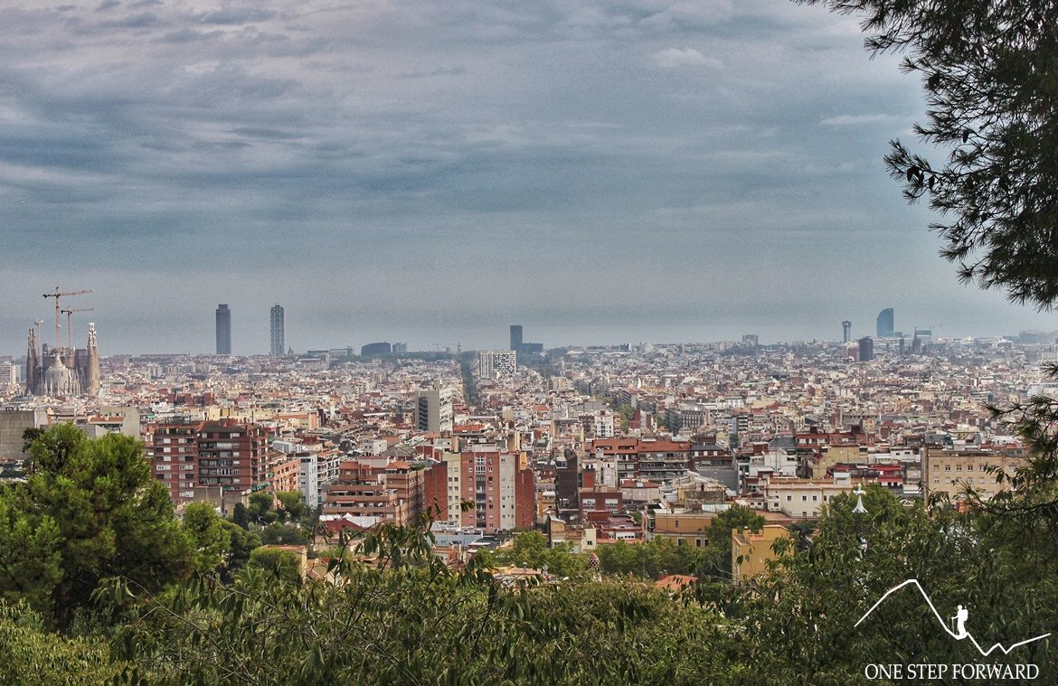 Widok na Barcelonę z tarasu widokowego w Park Guell