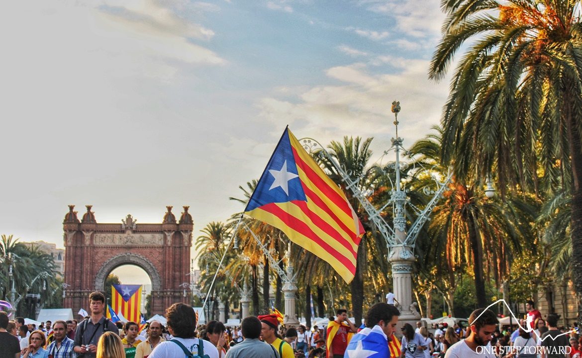 Flaga Katalonii i Łuk Triumfalny w Barcelonie