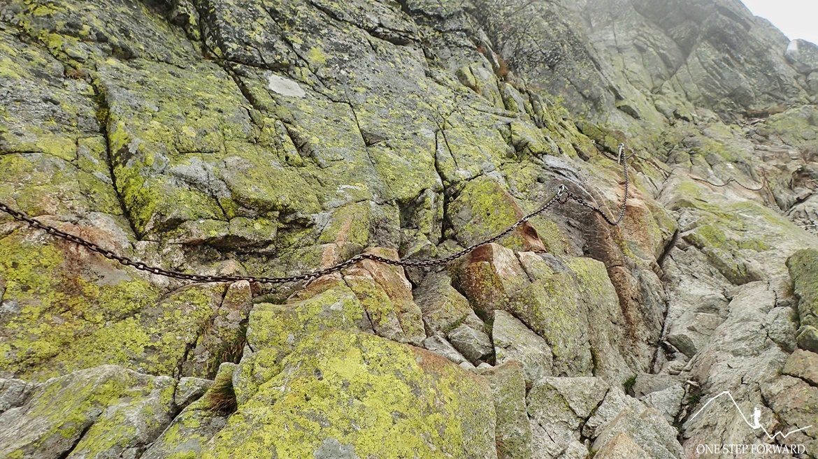 Podejście na Świnicę - skalne płyty ubezpieczone łańcuchami
