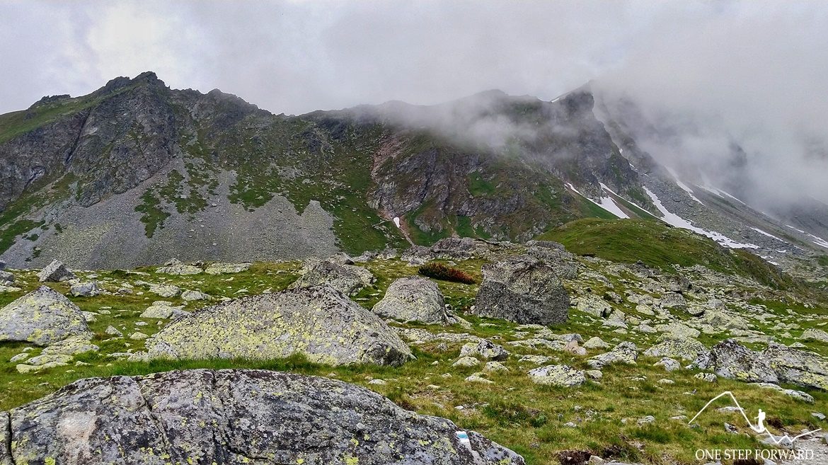 Dolina Hińczowa - widok na Koprowy Wierch i Wyżnią Koprową Przełęcz