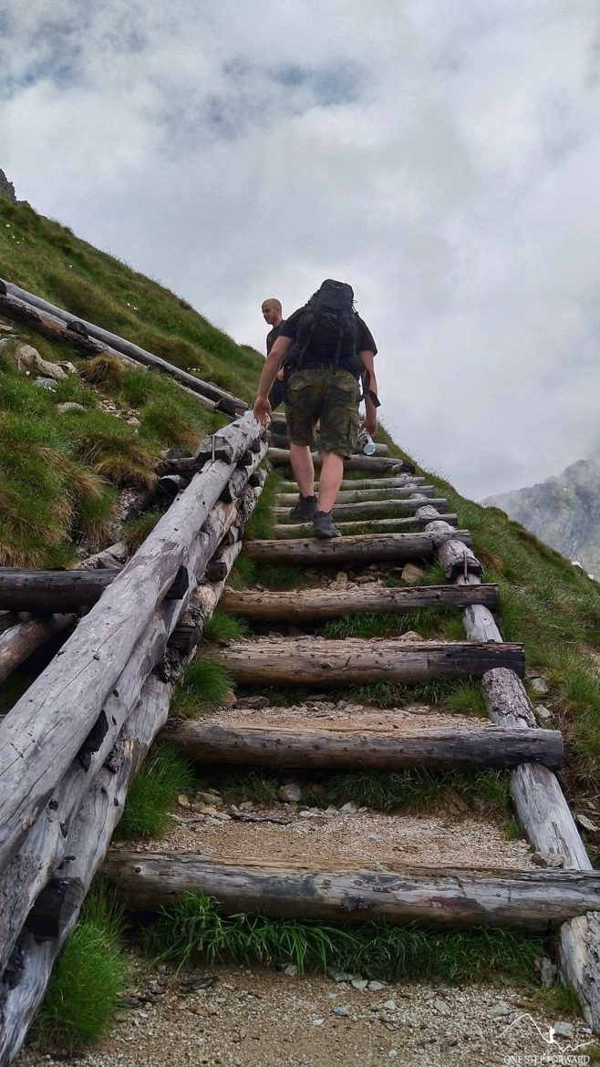 Podejście na Wyżnią Koprową Przełęcz - drewniane schody