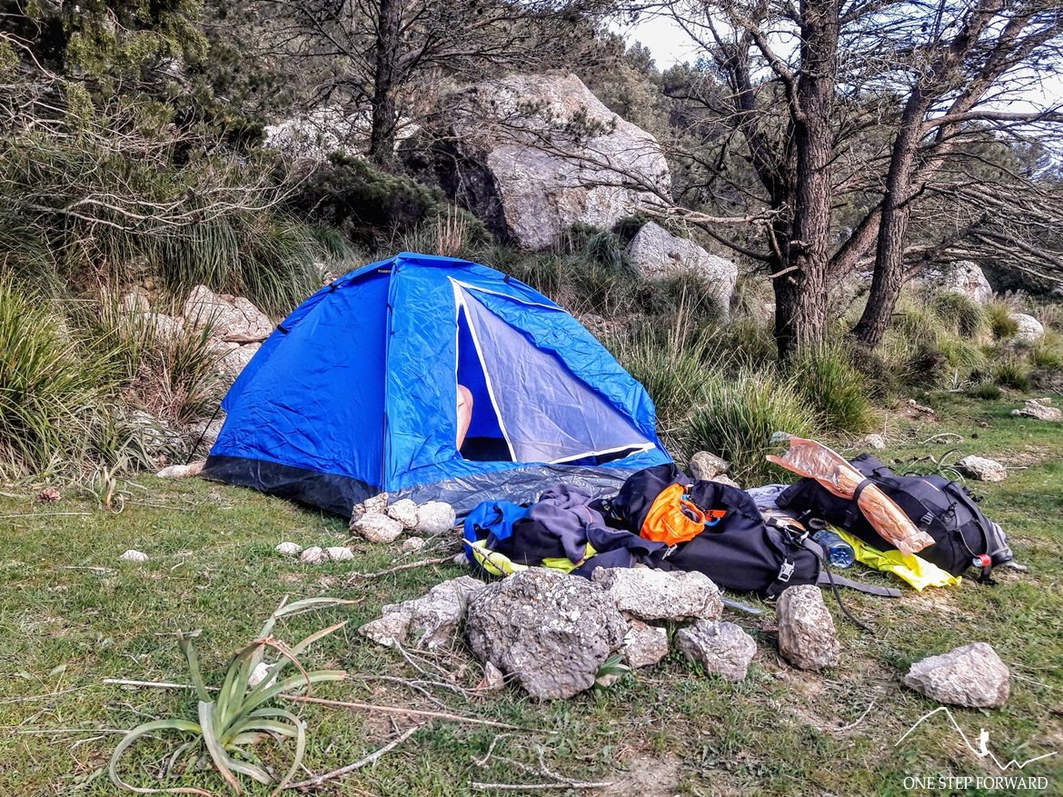 Trekking na Majorce - rozbity namiot w okolicy Coll L'Ofre