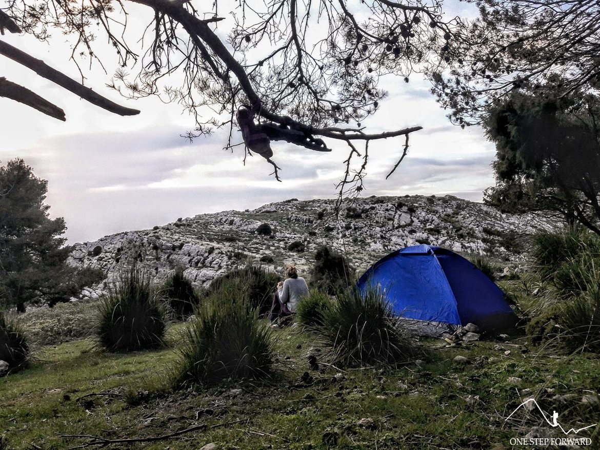 Trekking na Majorce - biwakowanie pod namiotem