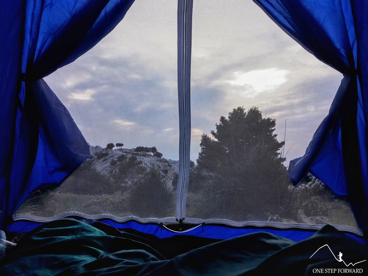 Spanie pod namiotem na Majorce - okolice Coll L'Ofre