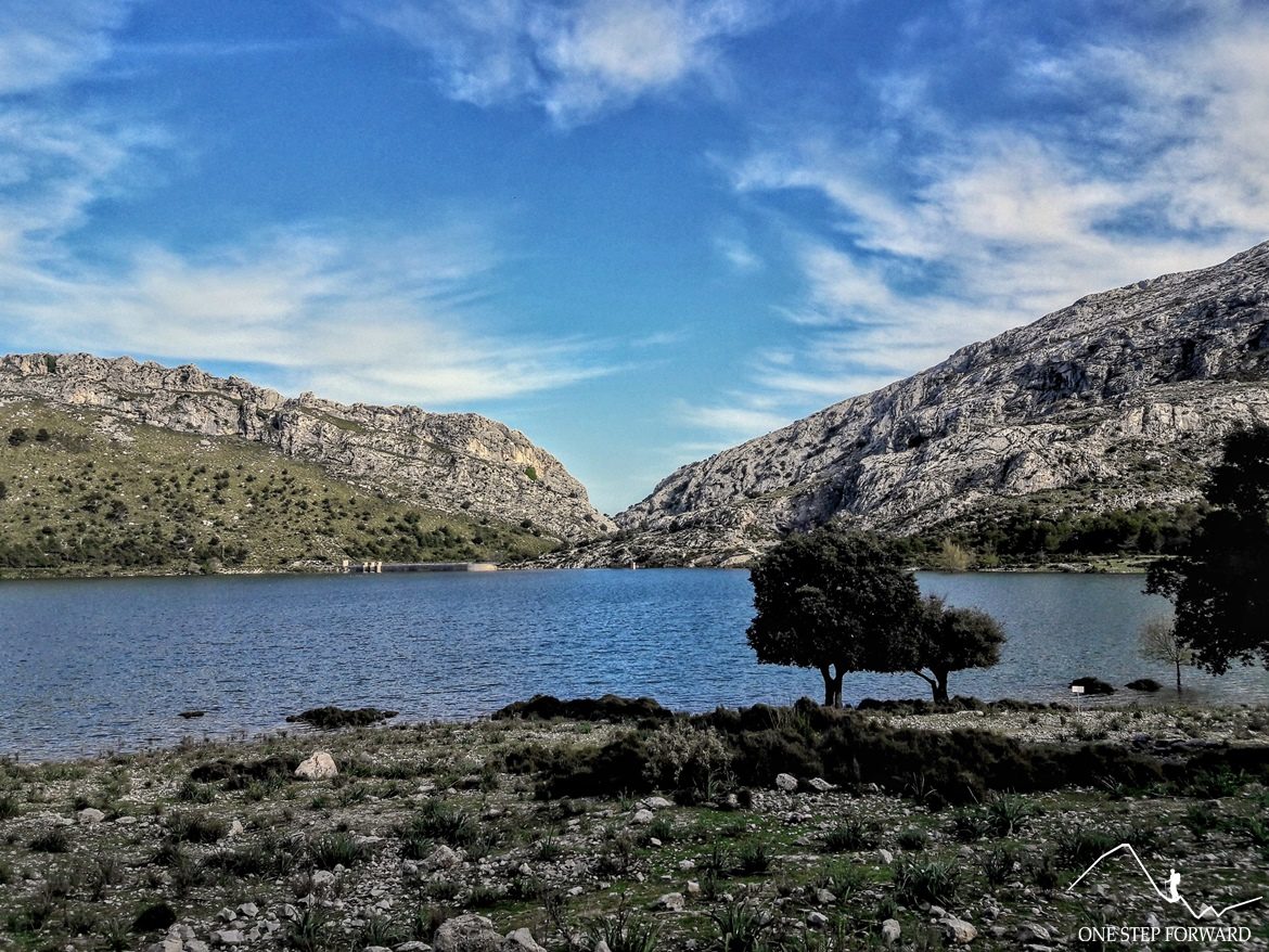 Jezioro Cuber - widoki na okoliczne szczyty Serra de Tramutanta