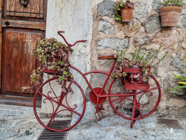 Valdemossa, Majorka - rower w kwiaty