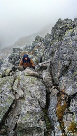 Łańcuchy w drodze na Spaloną Przełęcz - pokonywanie skalnego kominka