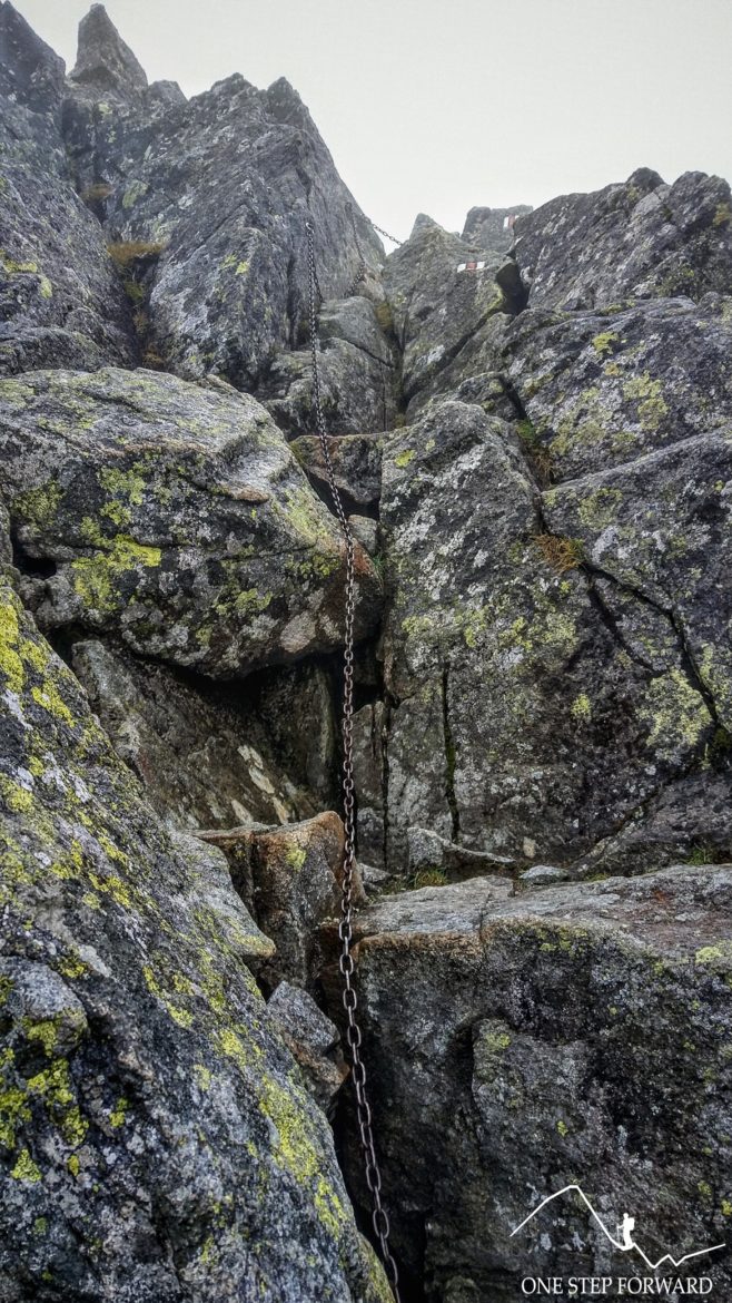 Łańcuchy w drodze na Spaloną Przełęcz - kominek skalny