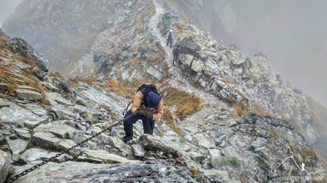 Zejście ze Spalonej Kopy w Tatrach Zachodnich - łańcuchy na szlaku