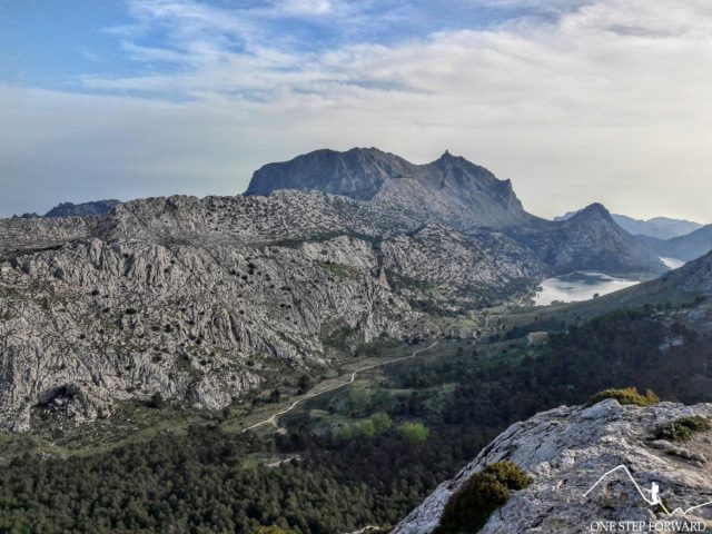Widok z Puig de L’Ofre na Puig Major i jezioro Cuber - Ruta de Tres Miles, Majorka