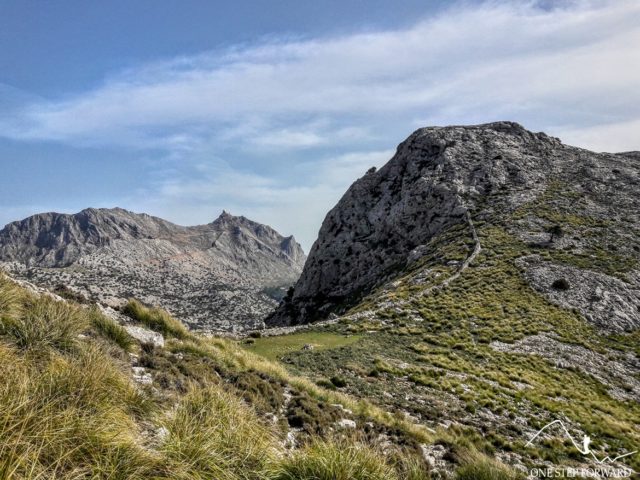 Widok na przełęcz Coll de Gats (995 m n.p.m.) - Ruta de Tres Miles, Majorka