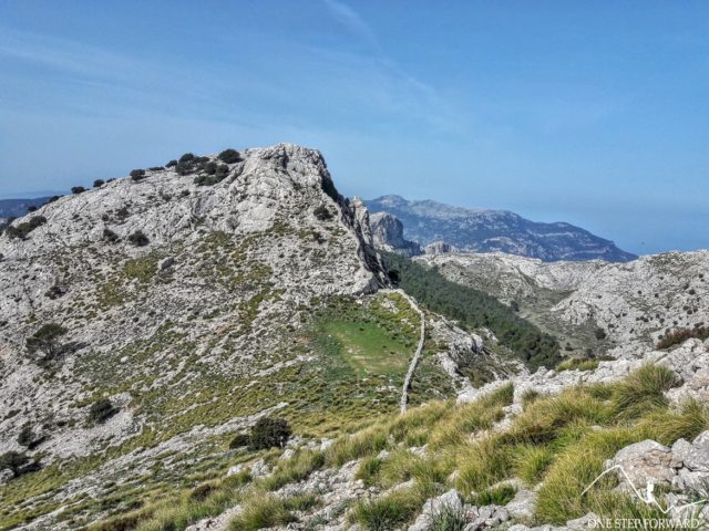 Przełęcz Coll de Gats widziana z podejścia na Sa Rateta - Ruta de Tres Miles, Majorka