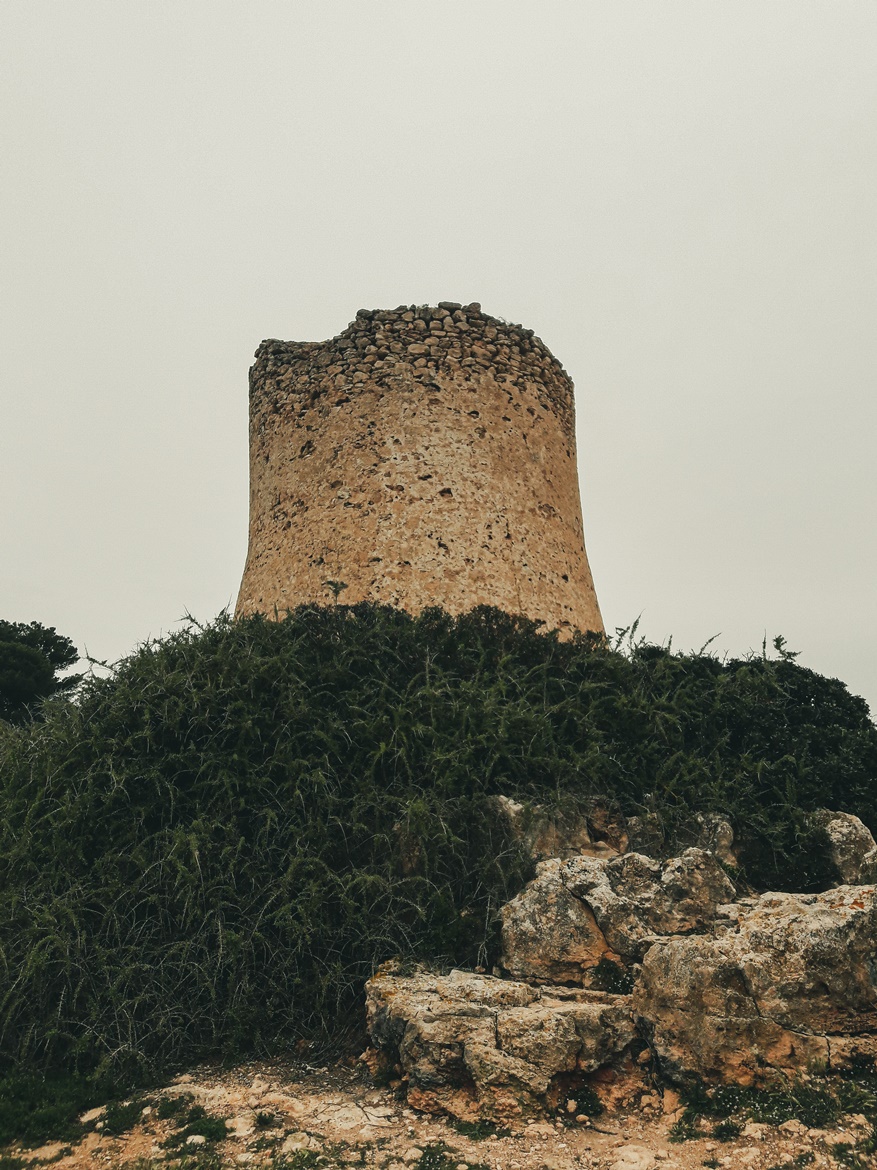Zabytkowa wieża (Torre de Cala Pi) - Majorka