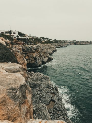Cala Pi - widok na skaliste wybrzeże