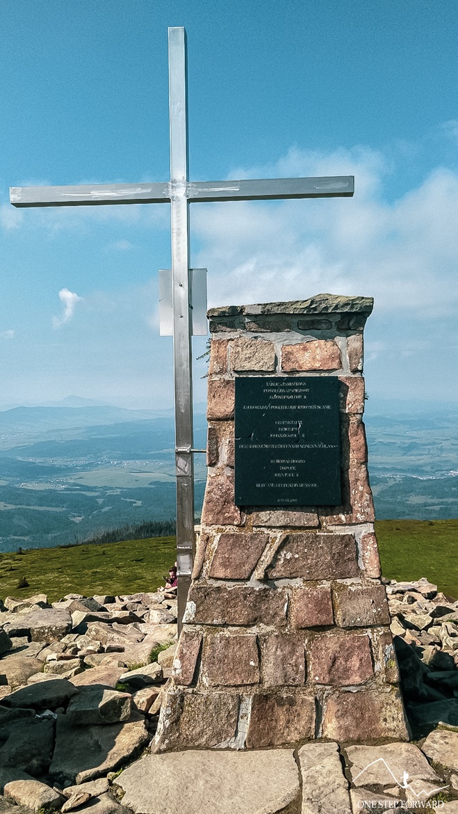 Babia Góra -tablica pamiątkowa poświęcona papieżowi Janowi Pawłowi II