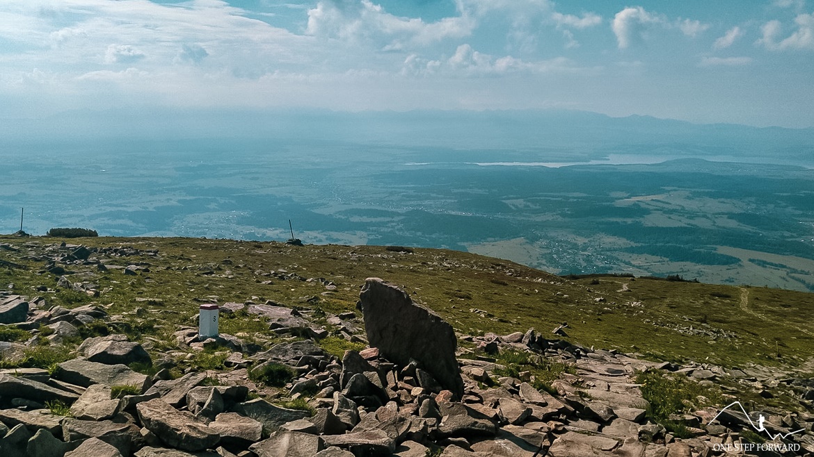 Babia Góra - widok na Jezioro Orawskie i Tatry