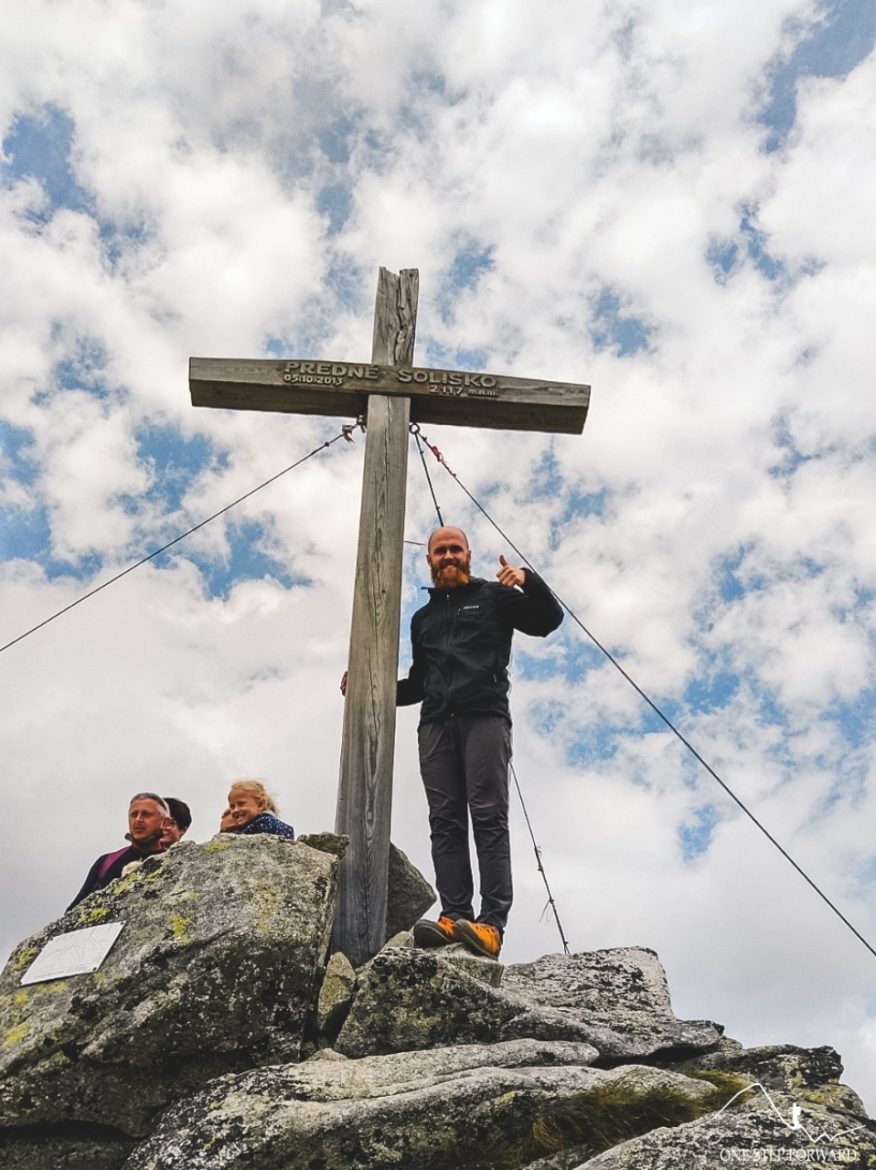 Drewniany krzyż na szczycie Skrajnego Soliska