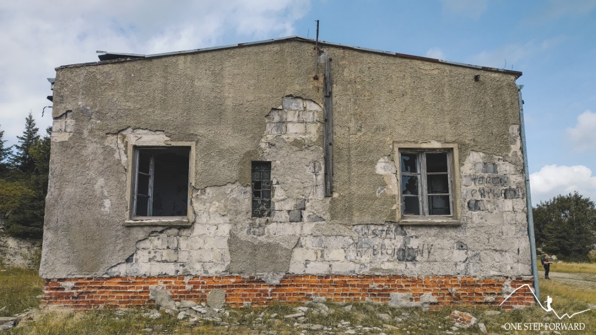 Opuszczony budynek na terenie byłej kopalni kwarcu Stanisław - Góry Izerskie