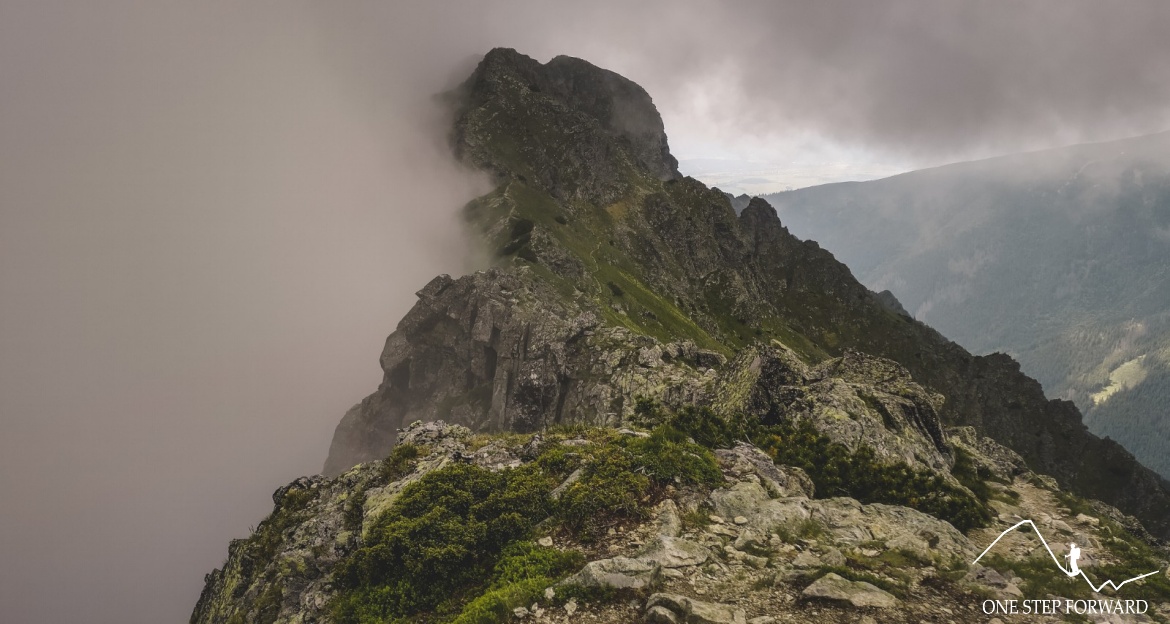Otargańce - widok na Pośrednią Magurę w Tatrach Zachodnich