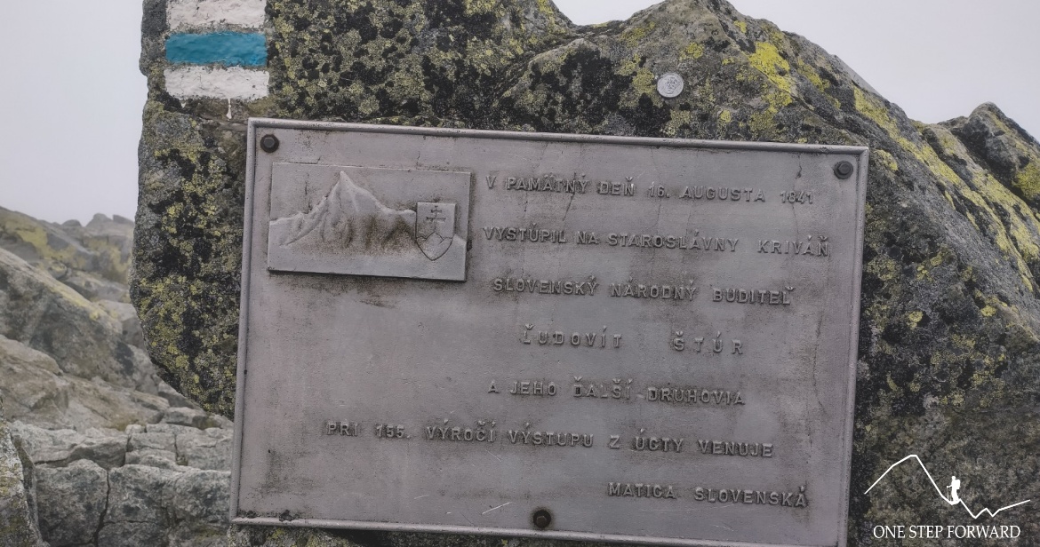 Pamiątkowa tablica na szczycie Krywania