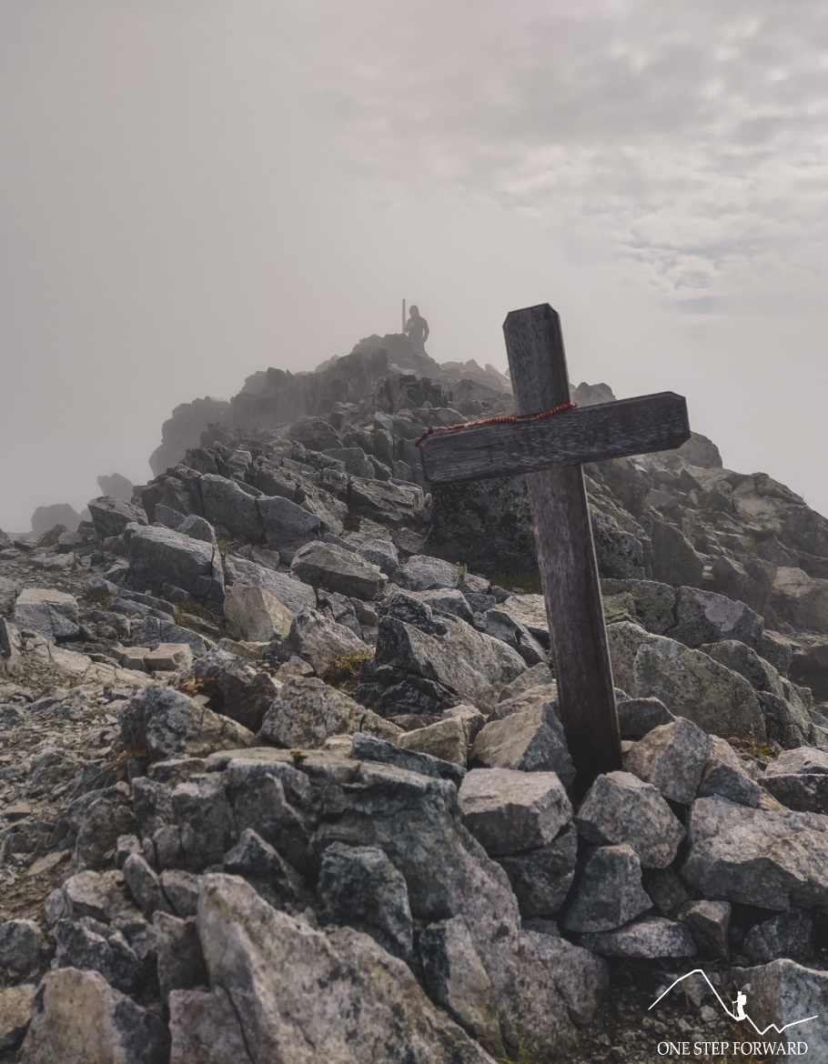 Krywań - widok na krzyże znajdujące się na szczycie