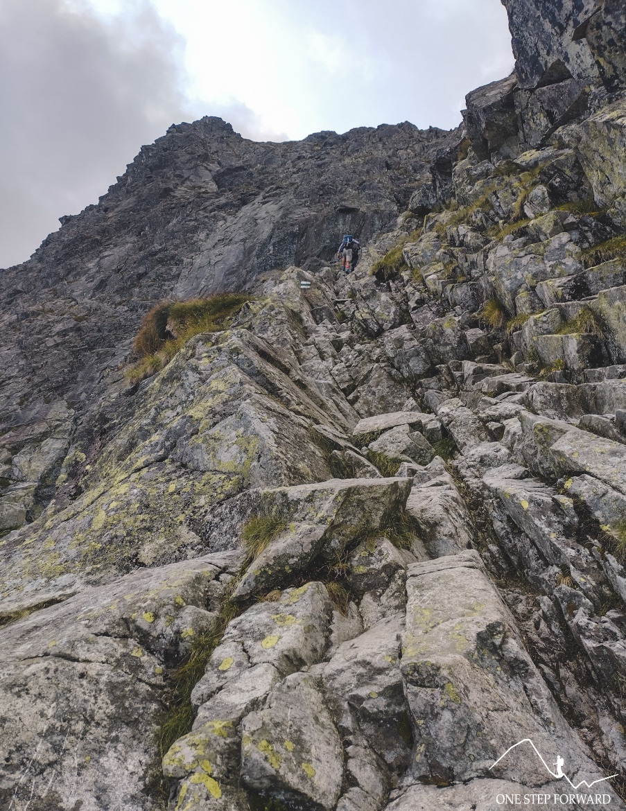 Szlak na Przełecz pod Chłopkiem - podejście skalnym kominkiem