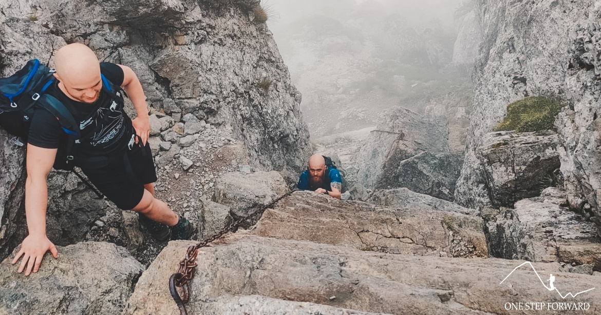 Pokonywanie kominka skalnego w drodze na Siwy Wierch