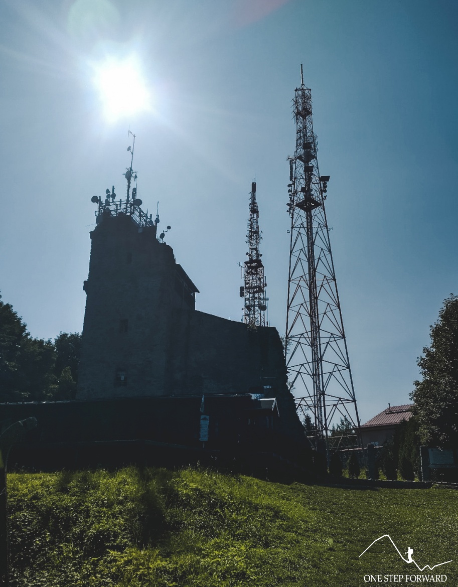 Chełmiec - budynek Radiowo-Telewizyjnego Ośrodka Nadawczego i kamienna wieża widokowa