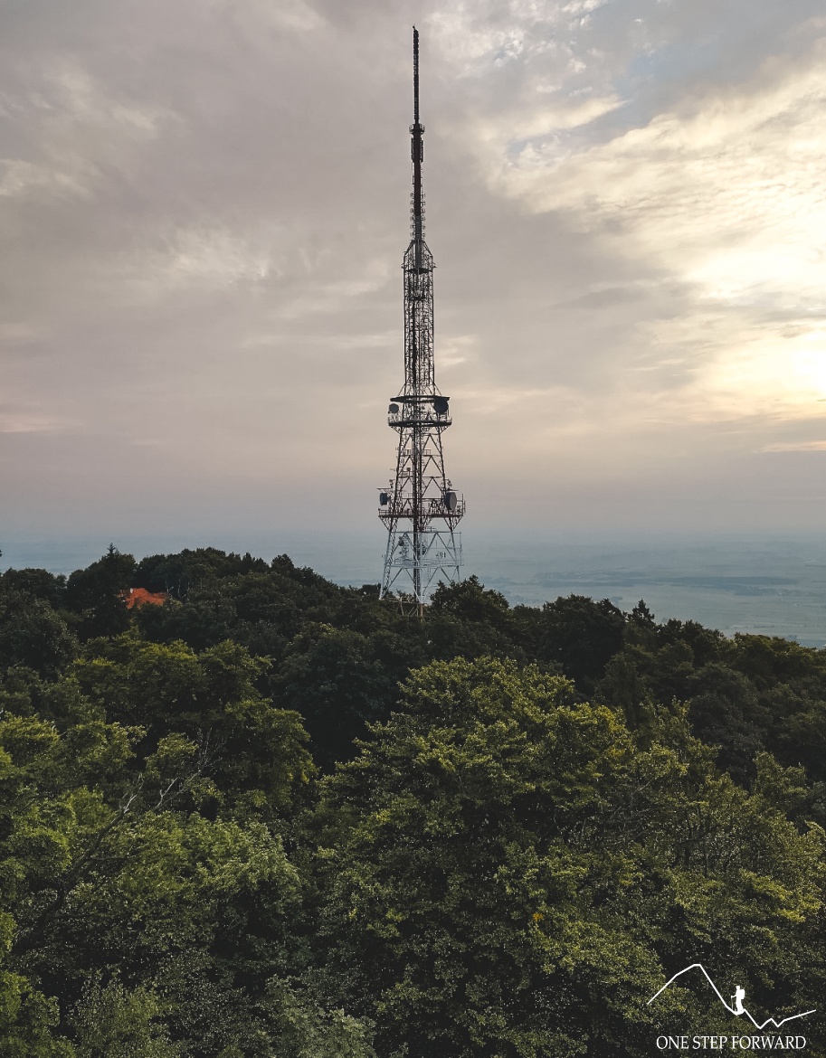 Wieża widokowa na Ślęży - widok na maszt RTCN